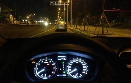 夜间行车一般该怎样控制车速?