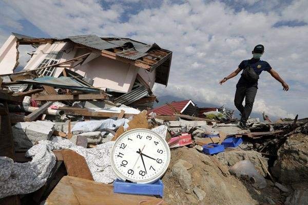 2004年的印尼大海啸是什么原因引起的?给印尼带来了多大的损失?