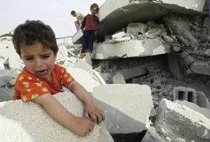 4岁小女孩因以军空袭面临瘫痪,战争都给人带来多少苦难?