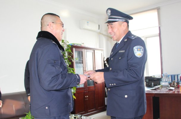 河津撞行凶者见义勇为的司机获奖两万元，你觉得这个奖励怎么样？