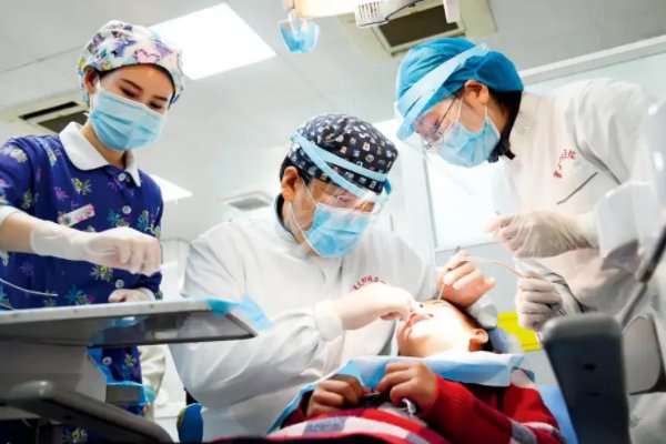 有些家长让三岁孩子每天戴牙套12小时，是谁在贩卖焦虑呢？