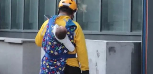 孩子赤脚在爸爸外卖箱里熟睡,一边是孩子,一边是工作,为何无人帮他?