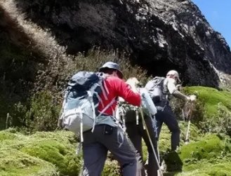 福建一男子脱光衣服爬山，监控曾拍下其身影，他为何会有如此举动？