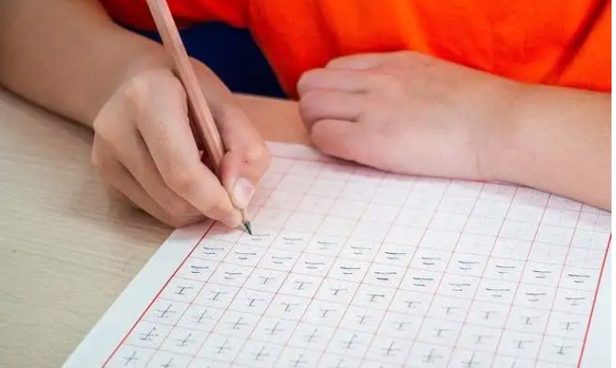 女同桌和我打赌，谁输了到谁家受罚，怎么办？