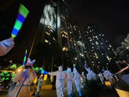 上海一小区喊居民做核酸，各幢门牌号亮了，疫情下大家是如何寻找快乐的？