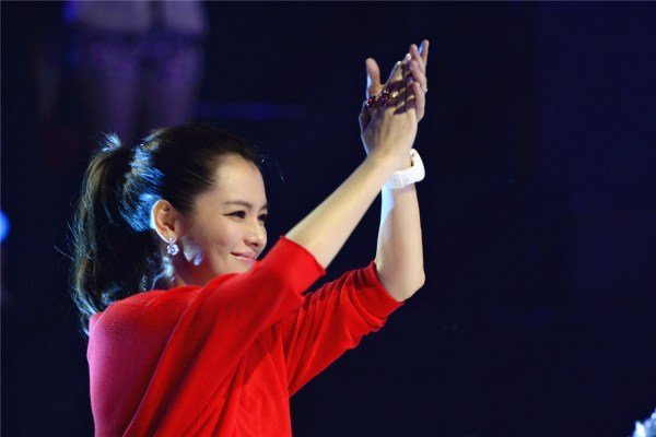 春晚总是鼓掌的“白衣女”整晚出现镜头14次,究竟是什么谁?