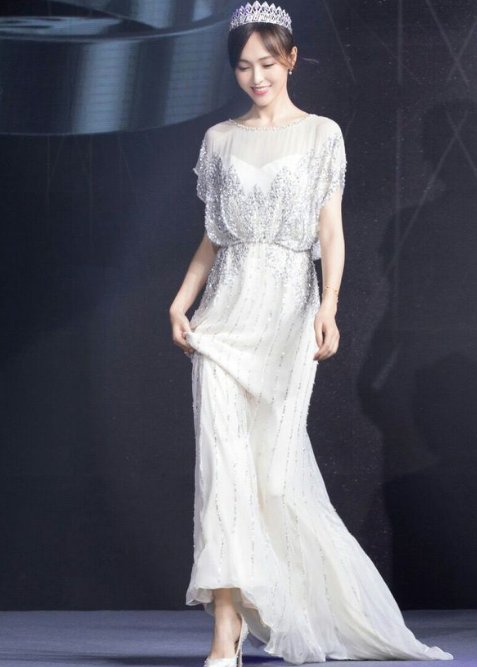 唐嫣罗晋手牵手下班令人羡慕！笑起来都比别人甜，这难道就是幸福女孩吗？