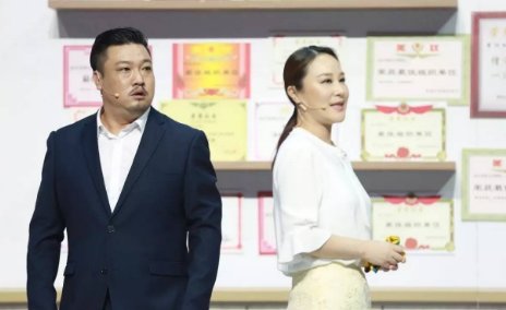 贾冰和李丽丽是什么关系？