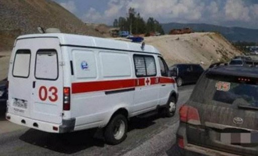 私家车与执行任务救护车对峙,私家车这一行为是否违法?