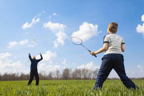怎样用连续的动词描写小男孩打羽毛球的场景?