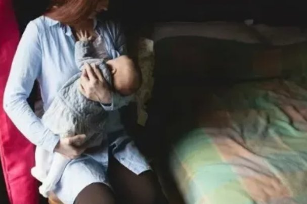 重庆一家长心大独自过马路，3岁娃被卷入车底，为什么说看孩子很操心？