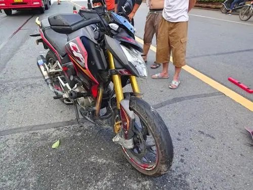 江苏南京男子雨天骑摩托车等红灯时洗头，你如何看待此男子的行为？