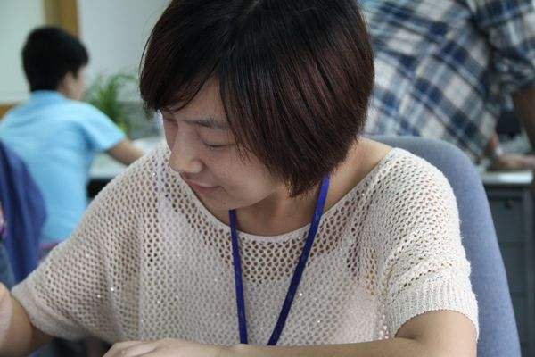 政协委员建议为企业聘用女员工承担部分损失，这反应了什么样的社会现象？