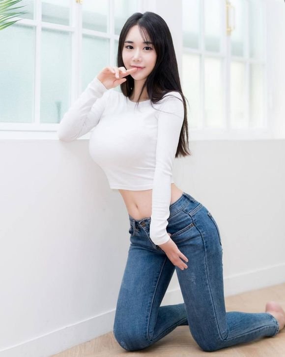 求照片上美女资料。