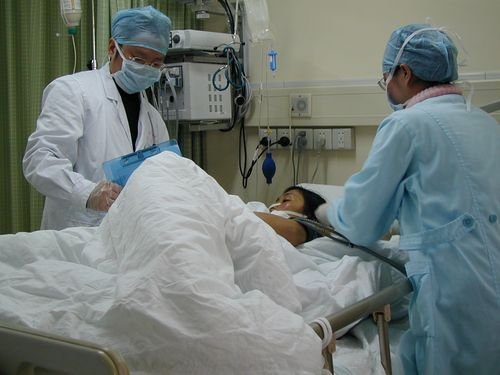 医院回应护士抢救病人时看手机，称后续将发布通告，该事件的真相是什么？