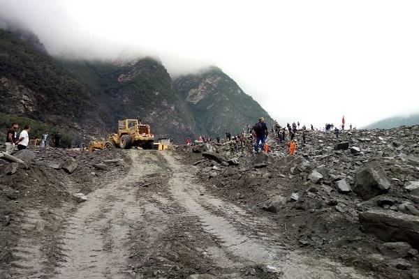 台民众拍下山体塌方惊险瞬间，人类在天灾面前有多渺小？