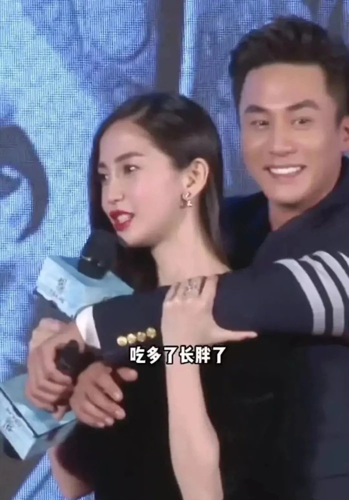 杨颖和杜淳参加活动时搂抱并飘情话,已婚明星在公共场合这么做合适吗?