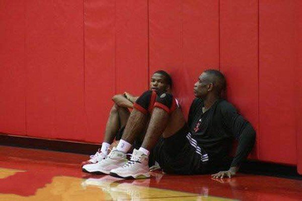 双膝过肩的人多吗