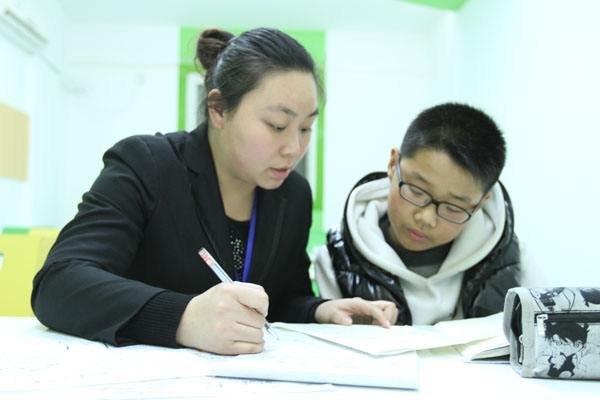 26位老师轮流给1名学生上2年课,为何知道真相后我们哭了?