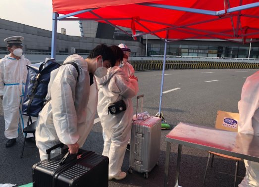 实拍上海虹桥火车站旅客离沪，当时的情况是怎样的？