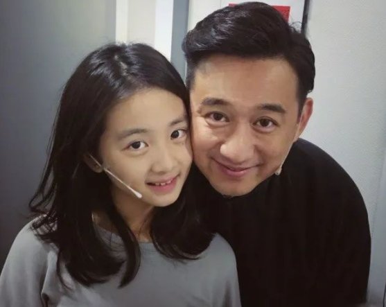 黄磊大女儿多多深夜晒旧照，她今后是否会进入娱乐圈