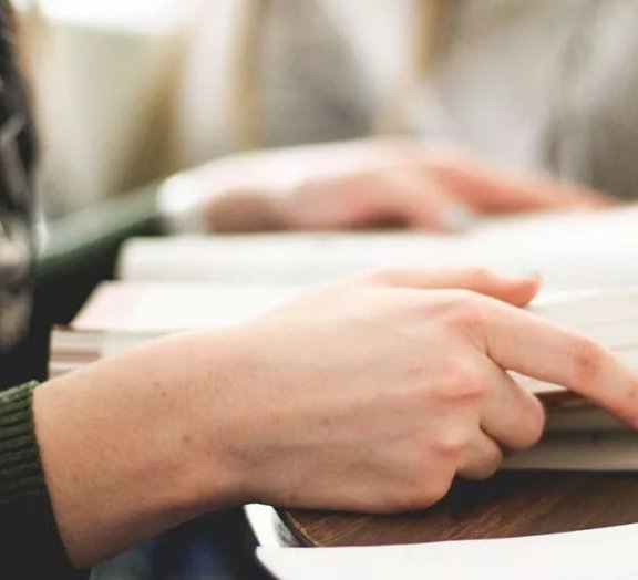 父母种地供出全村唯一博士生，奔赴4小时参加毕业礼，知识能不能改变命运？