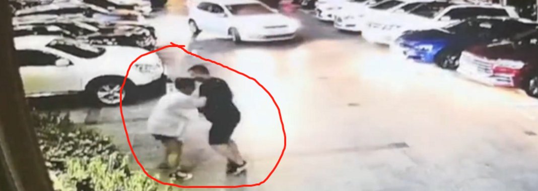 男子连捅前女友20多刀，获刑14个月，该男子的行为属于故意杀人吗？