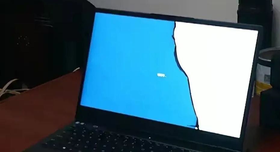 江西一男子网购笔记本电脑屏幕却裂成两半，他该找谁索赔？