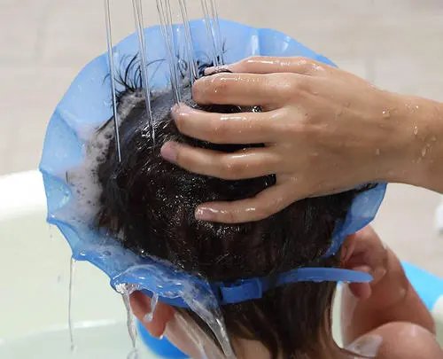 江苏南京男子雨天骑摩托车等红灯时洗头，你如何看待此男子的行为？