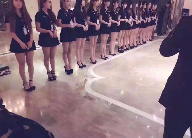 “洗霸王澡”女子洗澡消费2400元，无钱付账，为何众人都说她身材真好？