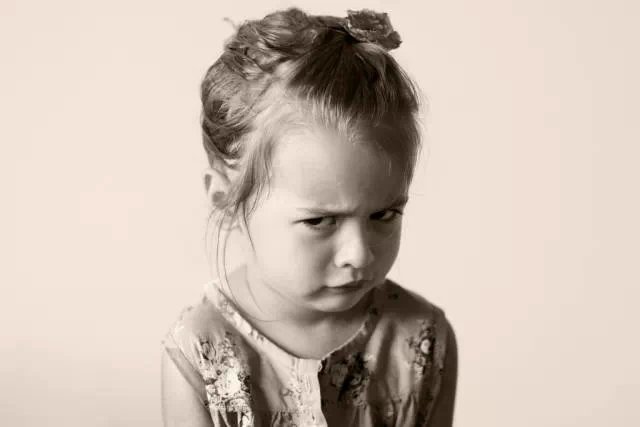 我要怎么应对总冲我发脾气的舍友？