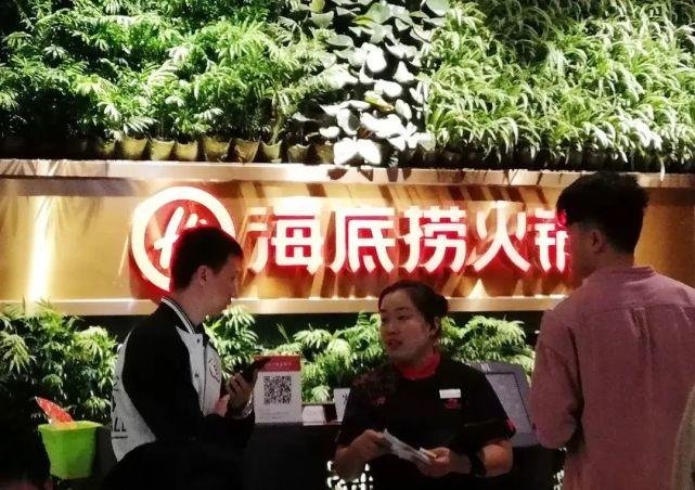 点海底捞外卖,杭州一大三学生被炸伤眼睛,此事该由谁来担责?