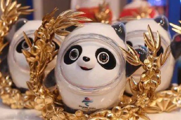 女足姑娘问能不能送我们冰墩墩