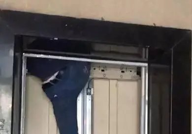 小区保安回应男孩被困电梯坠亡，保安给出的回应是什么？