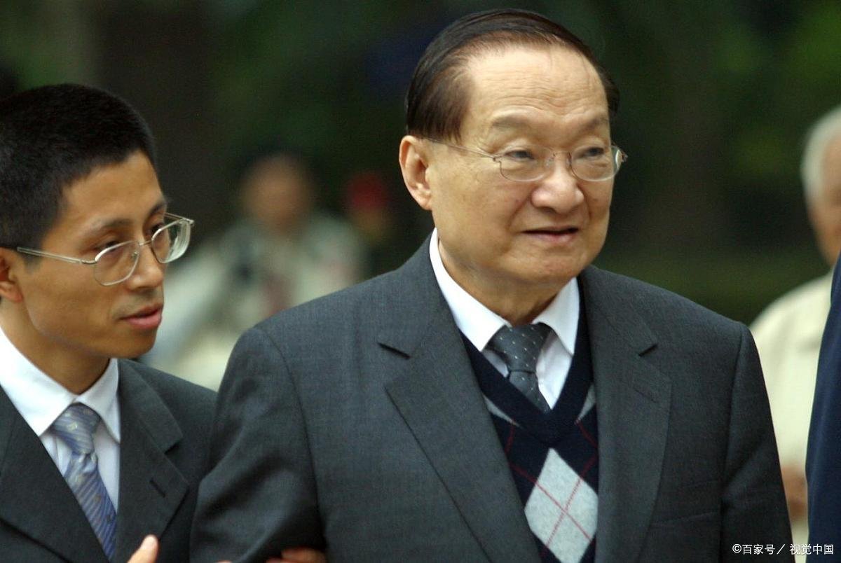 “飞雪连天射白鹿，笑书神侠倚碧鸳。”