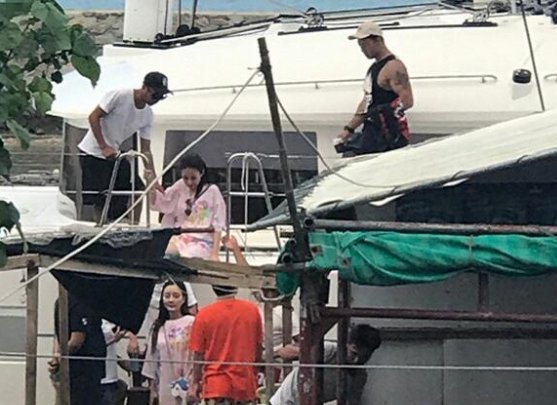 贾乃亮父母是做什么的?