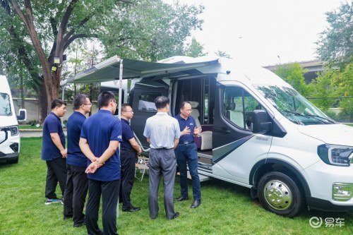 全新一代福特全顺，开创全场景智慧轻客新纪元