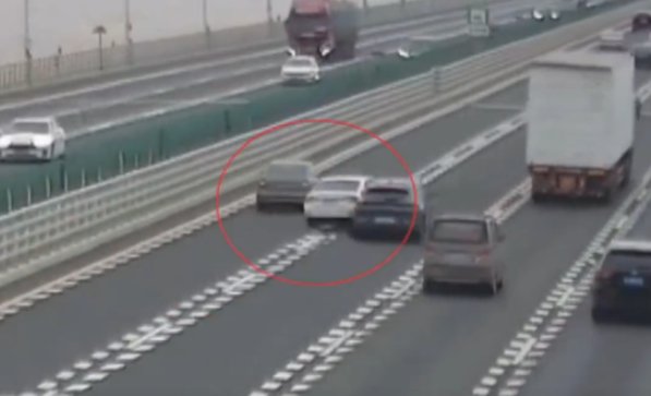 司机欲从两车中间超车致多车事故，这名司机将要承担哪些责任？