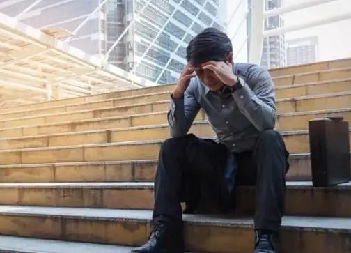 令人心酸的失业中年人“表演”上班，中年男子的悲哀有哪些？