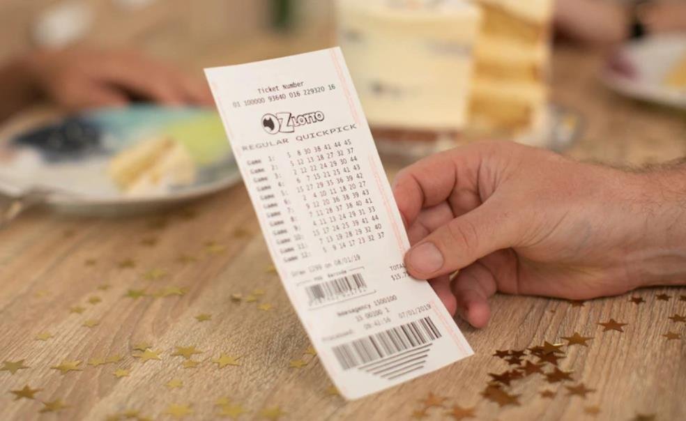 老人买彩票中1015万元大奖，转身就把彩票扔了，对此你怎么看？