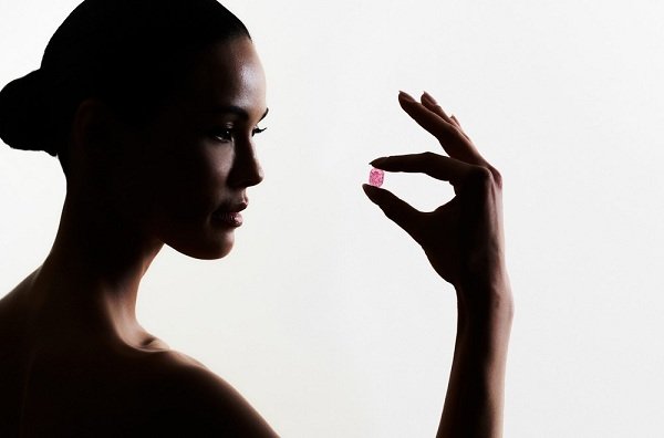 55.22ct枕形红宝石以3480万美元成交，刷新红宝石拍卖纪录