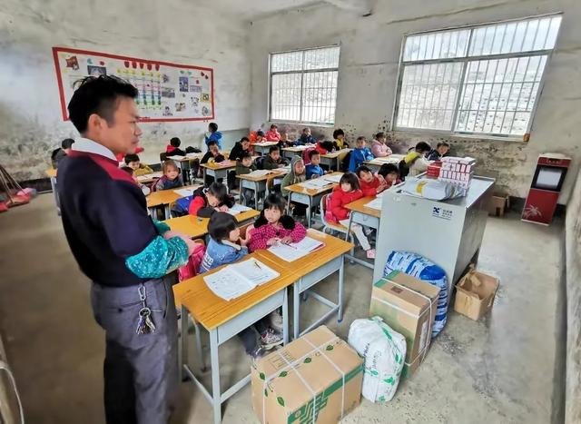 广西山区临时教师被淘汰,学历和证书比教学经验更重要吗?