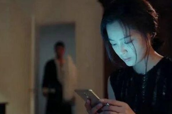 女子刺死情人，称他冒充丈夫侵犯自己，情人是如何冒充女子丈夫的？