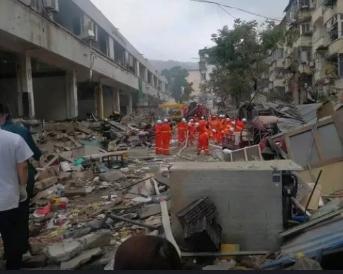 天津爆燃现场:商户玻璃门被震碎!爆炸瞬间威力有多大强大?