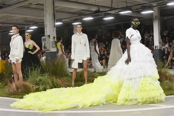 八万的礼服被扔马桶,面对高价礼服我们应该如何清洁才不会损坏?