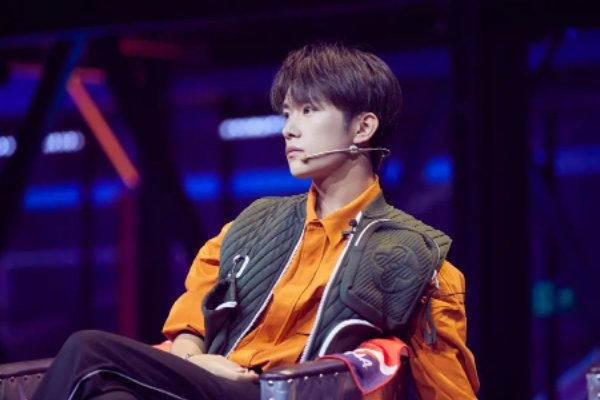 韩红用20个字力挺易烊千玺,易烊千玺为何能获得前辈的认可?