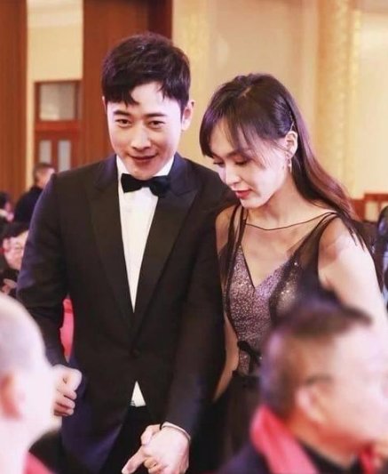 唐嫣罗晋手牵手下班令人羡慕！笑起来都比别人甜，这难道就是幸福女孩吗？