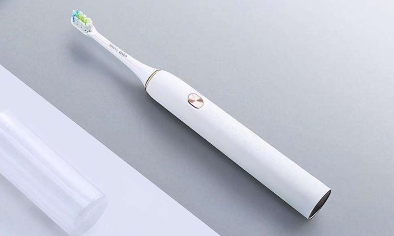 将电动牙刷放在脚趾缝缝隙里