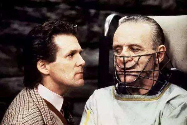 《沉默的羔羊2》里汉尼拔为什么宁愿砍下自己的手也没有伤害那个女警察？