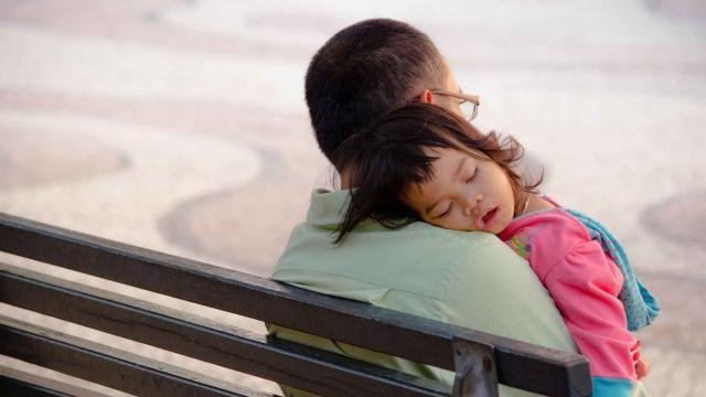 女儿都16岁了,每晚还要拉着爸爸一起睡!